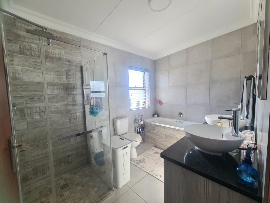 To Let 4 Bedroom Property for Rent in Hartenbos Heuwels Western Cape
